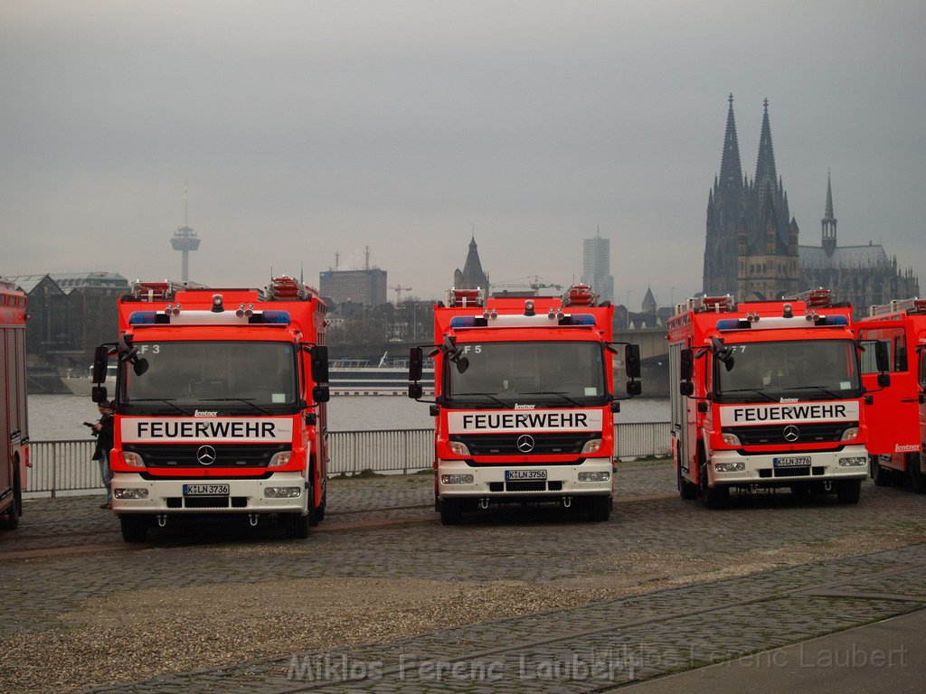 Neue LF`s fuer Koeln Uebergabe in Koeln Deutz an den Wachen  P077.JPG